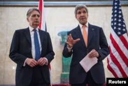 U.S. Secretary of State John Kerry (R) and Britain's Foreign Secretary Philip Hammond address the media at the donors Conference for Syria in London, Feb. 4, 2016.