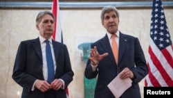 Menteri Luar Negeri AS John Kerry (kanan) dan Menteri Luar Negeri Inggris Philip Hammond berbicara kepada media di sela-sela Konferensi untuk Suriah di London, 4 Februari 2016. 