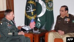 ژنرال دیوید پترائوس با مقامات پاکستانی در اسلام آباد ملاقات می کند 