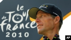 Lance Armstrong saat menerima gelar juara Tour de France di Paris tahun 2010 (Foto: dok). Badan Anti Doping Amerika, USADA, telah mencopot gelar juara balap sepeda Tour de France dari Lance Armstrong karena penggunaan doping. 