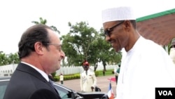 Nigerian President Muhammadu Buhari welcomes French President Francois Hollande in Abuja, site of a summit to discuss regional security and strategies to fight Boko Haram, May 14, 2016. 