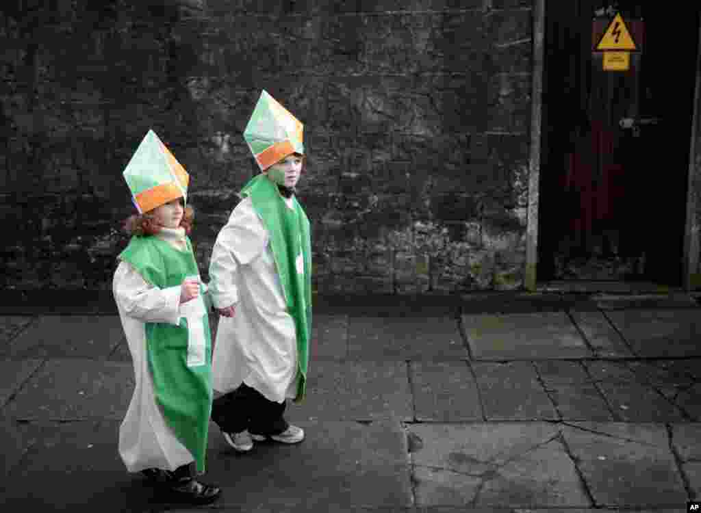 Дети собираются на парад в городе Лимерик, в Ирландии. 17 марта 2013 года