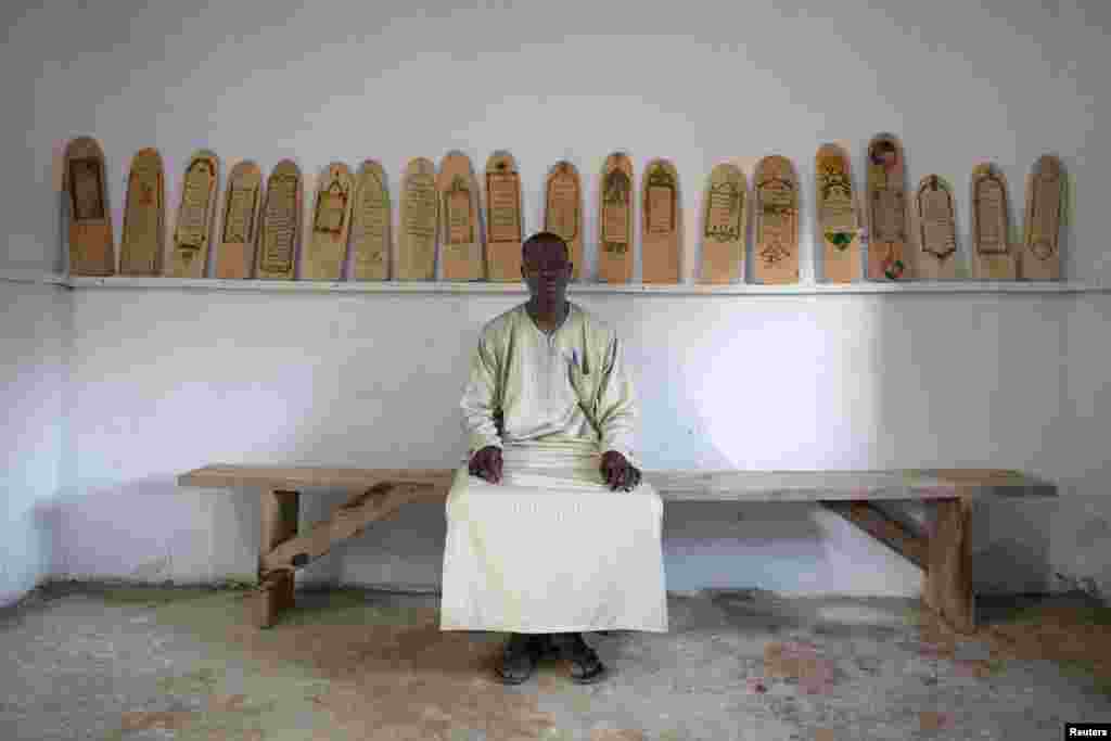 Aboubakar Yaro, kepala konservasi Perpustakaan Manuskrip di kota Djenne, Mali, yang diyakini memiliki sedikitnya 10.000 naskah kuno dari abad 14-20. Pustakawan dari Timbuktu mendesak naskah-naskah tersebut disimpan juga dalam bentuk digital terkait kerusakan yang ditimbulkan kelompok militan Islamis atas naskah-naskah tersebut.