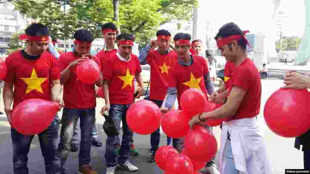 Demonstrasi anti-China di depan di depan Kedutaan Besar China di Busan, Korea Selatan.