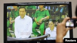 Hình ảnh xét xử nhà báo Nguyễn Hữu Vinh, hay blogger Ba Sàm, tại một phiên tòa tại Hà Nội hôm 22/9/2017. Ông Vinh bị kết tội tuyên truyền chống phá nhà nước.
