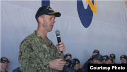 美國海軍作戰部長理查森上將2017年12月19日在裡根號航母上講話（美國海軍照片）
