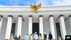 Presiden Joko Widodo mengunjungi lokasi pembangunan istana kepresidenan di Ibu Kota Nusantara di Kabupaten Penajam Paser Utara, Kalimantan Timur, 5 Juni 2024. (Foto: Vico/Biro Setpres via AP)