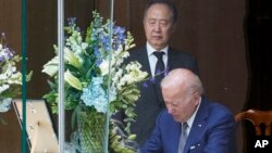 کوجی تومیتا، سفیر ژاپن در ایالات متحده و جو بایدن، رئیس جمهوری آمریکا (آرشیو)
