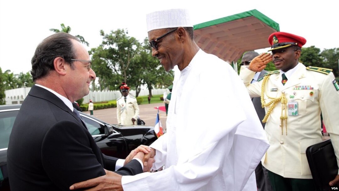 Presiden Nigeria Muhammadu Buhari menyambut Presiden Perancis Francois Hollande di Abuja, tempat KTT keamanan dan strategi untuk melawan Boko Haram (14/5).