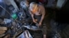 Pandai besi Abderrahmane Douffi (85 tahun) sedang mengerjakan pisau tradisional di bengkelnya di kota Bou Saada, Aljazair. 