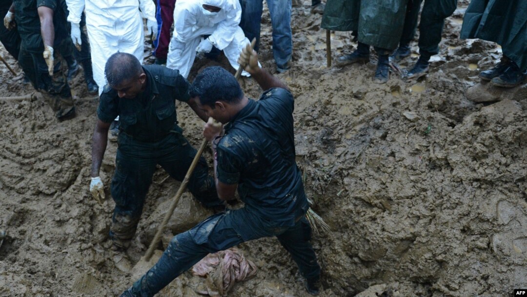 Anggota militer mencari korban lumpur longsor di Koslanda, Sri Lanka tengah (31/10). (AFP/Lakruwan Wanniarachchi)