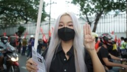 Billie, a pro-democracy protester, flashes the three-fingered salute, a sign of resistance borrowed from the Hunger Games trilogy. (Vijitra Duangdee/VOA)
