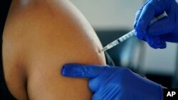 Una persona en Jackson, Mississippi, recibe la vacuna de Pfizer contra el COVID-19.