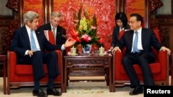Menlu AS John Kerry (kiri) berbincang dengan PM China Li Keqiang di kompleks Zhongnanhai, Beijing (13/4).