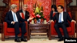 U.S. Secretary of State John Kerry (L) talks with China's Premier Li Keqiang during a meeting at the Zhongnanhai compound in Beijing, April 13, 2013. 