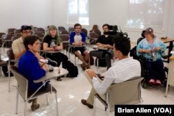 Hofstra University students in Dr. Rosanna Perotti's class discuss the upcoming presidential debate and election. (B. Allen/VOA)