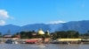 位于老挝金三角经济特区的金木棉赌场（金顶建筑），湄公河上的快艇可免费将客人从泰国一侧送到老挝一侧。（美国之音朱诺拍摄，2014年12月31日）