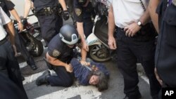 Seorang demonstran ditahan dalam demonstrasi memperingati setahun gerakan Occupy Wall Street. (AP)