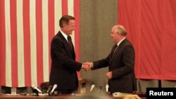 George H. W. Bush (esq) e Mikhail Gorbachev (dir), Moscovo