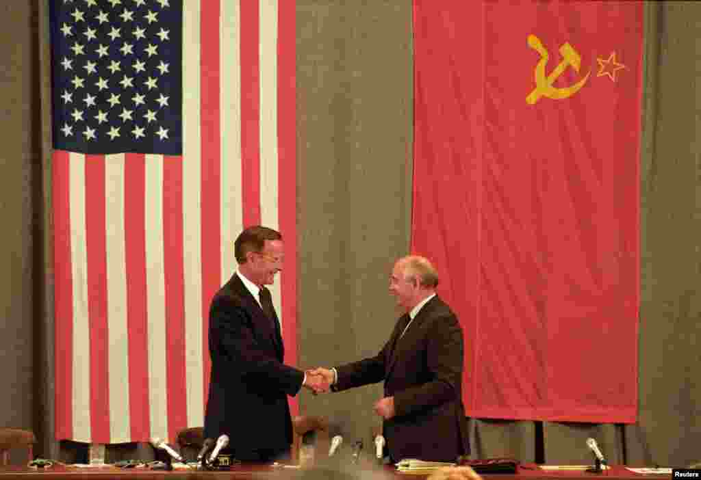 Rais George H. W. Bush (kushoto) akiwa na Rais wa iliyokuwa Soviet Union Mikhail Gorbachev baada ya kumaliza mkutano wao na waandishi wa habari Moscow Julai 31, 1991