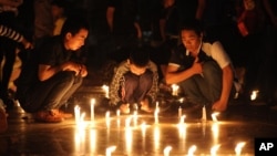 中國民眾2015年6月5日在長江邊上點燃蠟燭自發悼念“東方之星”沉船遇難者。