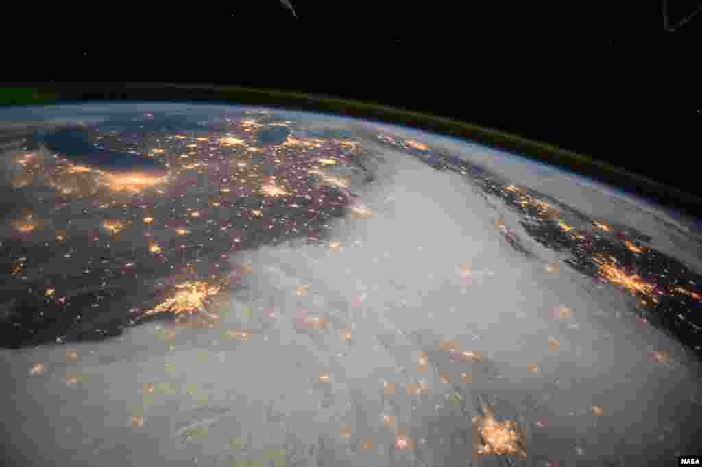 Astronot&nbsp;Barry Wilmore mengambil gambar Bumi, yaitu kawasan Great Lakes dan AS bagian tengah, dari stasiun antariksa internasional (ISS).