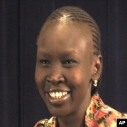 តារា​បង្ហាញ​ម៉ូដ ​Alek Wek​ ជា​សកម្មជន​គាំទ្រជន​ភៀសខ្លួន​ និង​ជា​អតីត​ជន​ភៀសខ្លួន​មក​ពី​ប្រទេស​ស៊ូដង់។