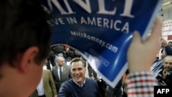 Ứng cử viên Mitt Romney chào dân chúng sau cuộc vận động ở Derry