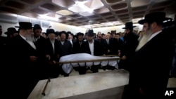 Judíos ultraortodoxos cargan el cuerpo de la ecuatoriana Karen Yemima Mosquera durante su funeral en Jerusalen.