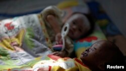 지난 2011년 북한 황해남도 해주 시 병원에 영양실조로 입원한 어린이들. (자료사진)