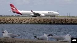 在悉尼机场，澳洲航空公司(Qantas)的飞机准备起飞（资料图）
