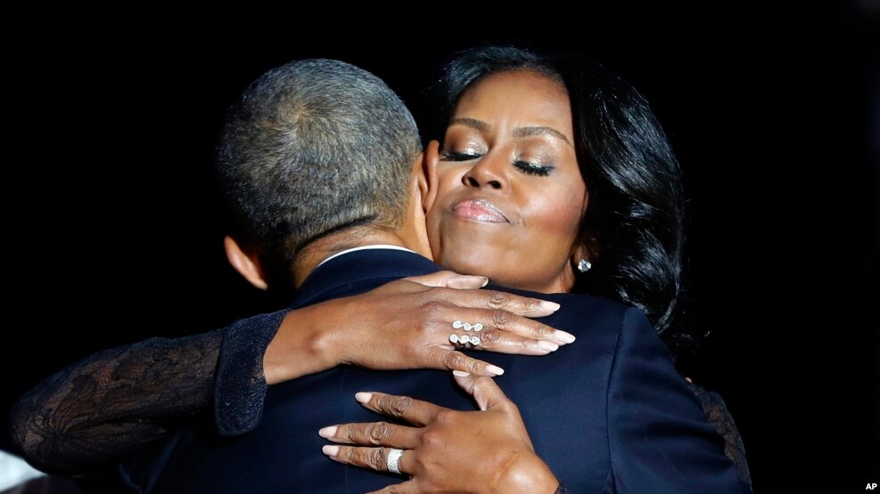 ស្រ្តី​ទី១ Michelle Obama ឱប​លោក​ប្រធានាធិបតី​បារ៉ាក់ អូបាម៉ា​បន្ទាប់​សុន្ទរកថា​ចុង​ក្រោយ​របស់​លោក​នៅ​មជ្ឈមណ្ឌល McCormick Place ក្នុង​ក្រុង Chicago កាលពី​ថ្ងៃទី១០ ខែមករា ឆ្នាំ២០១៧។