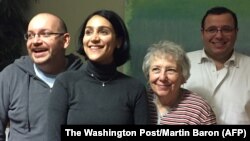 Foto yang dirilis oleh Washington Post ini menunjukkan foto mantan tahanan Iran, Jason Rezaian (kiri) bersama keluarganya (istrinya, Yeganeh Salehi (nomer dua dari kiri), ibunya Mary Rezaian, dan saudara laki-lakinya Ali Rezaian) setelah dibebaskan dari penjara (16/1).