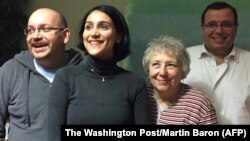 Foto proporcionada por el Washington Post de Jason Rezaian (izquierda) junto a su esposa, madre y hermano reunidos en Alemania.