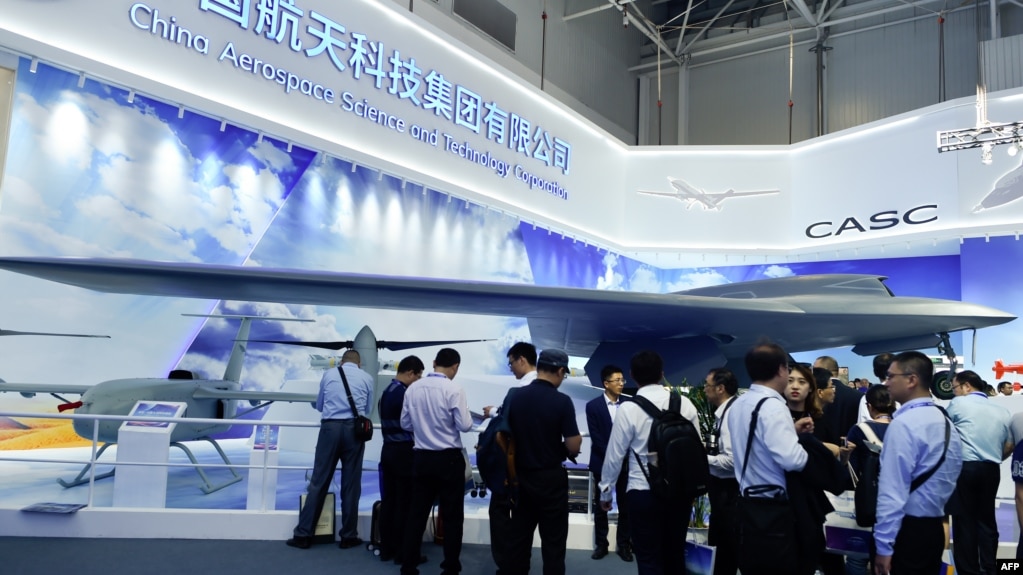 中国珠海航空展上展出的中国国企研发的“彩虹7”(CH-7)隐身军用无人机的全尺寸模型。 （2018年11月6日）(photo:VOA)