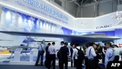 中国珠海航空展上展出的中国国企研发的“彩虹7”(CH-7)隐身军用无人机的全尺寸模型。 （2018年11月6日）