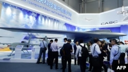 中国珠海航空展上展出的中国国企研发的“彩虹7”(CH-7)隐身军用无人机的全尺寸模型（2018年11月6日）