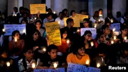 Para aktivis memegang lilin dan plakat dalam peringatan 30 tahun bencana kebocoran gas Bhopal, di kota Bengaluru alias Bangalore, India (2/12). 