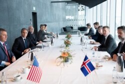Menteri Luar Negeri Islandia Gudlaugur Thor Thordarson bertemu dengan Menteri Luar Negeri AS Antony Blinken di Harpa Concert Hall di Reykjavik, Islandia, 18 Mei 2021. (Saul Loeb / Pool via REUTERS)