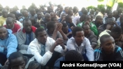 Les immigrés tchadiens attendent à l'aéroport (André Kodmadjingar/VOA).