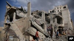 Yemenliler, Sina'daki Suudi bombardımanında yıkılan evleri inceliyor
