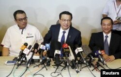 FILE - Malaysia's transport minister Liow Tiong Lai(C) speaks at a news conference about debris found on a beach in Mozambique that may be from missing Malaysia Airlines flight MH370, in Kuala Lumpur, Malaysia, March 3, 2016.