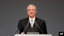 Martin Winterkorn, saat menjabat CEO Volkswagen, memberi kata sambutan dalam rapat tahunan pemegang saham di kantor Volkswagen, Hannover, Jerman, 5 Mei 2015. (Foto: Frank Augstein/AP Photo)