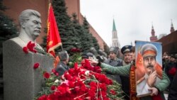 Neki Rusi obilježavaju Staljinov rođendan u blizini Kremlja, na Crvenom trgu.