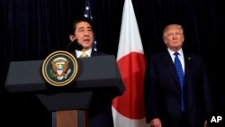 El Presidente Donald Trump y el Primer Ministro japonés Shinzo Abe hacen declaraciones sobre Corea del Norte en Mar-a-Lago en Palm Beach, Florida.