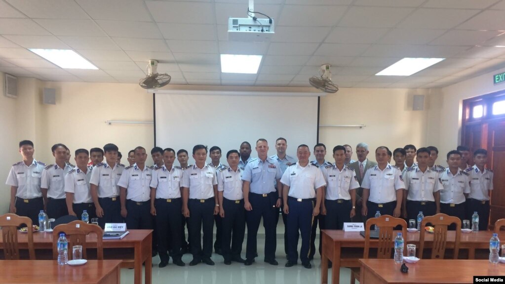 Đội Huấn luyện Lưu động Tuần duyên Hoa Kỳ tổ chức khóa huấn luyện cho các binh sĩ Cảnh sát Biển Việt Nam. (Ảnh: Facebook Đại sứ Ted Osius)