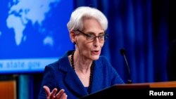 Wakil Menteri Luar Negeri AS Wendy Sherman berbicara dalam sebuah konferensi pers di kantor Kementerian Luar Negeri di Washington, pada 18 Agustus 2021. (Foto: Reuters/Andrew Harnik)