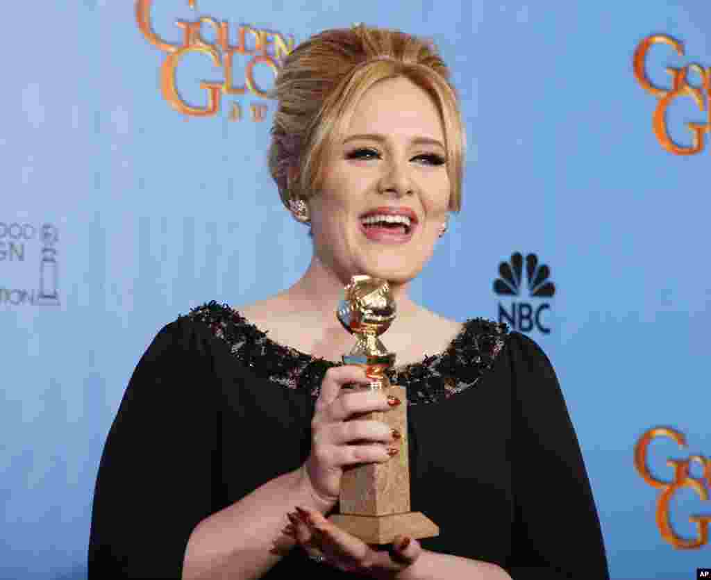Adele, pemenang anugerah musik yang diproduksi khusus untuk film &quot;Skyfall&quot; berpose dengan piala kemenangan yang diperolehnya&nbsp;di ajang Golden Globe Awards ke-70 di Beverly Hills, California, 13 Januari 2013. (REUTERS/Lucy Nicholson)