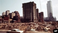 Foto publicada por los Archivos Nacionales que muestra el desarrollo urbano y la construcción en Nueva York, en 1973.