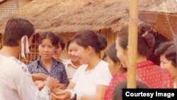 ປ້າໂພໄຊໄດ້ຮັບການບາສີສູ່ຂວັນຕອນຢູ່ສູນອົບພະຍົບທີ່ຈັງຫວັດອຸບົນຂອງໄທ
